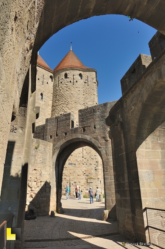 le système de défense de l'entrée de la cité de carcassonne L'entrée de Carcassonne, le système de défense photo blachier pascal