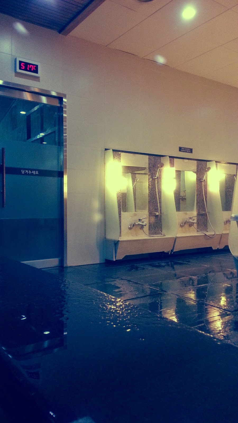 Muju St Hue Club shower and sauna area meheartseoul.blogspot.sg (Vera Lee)