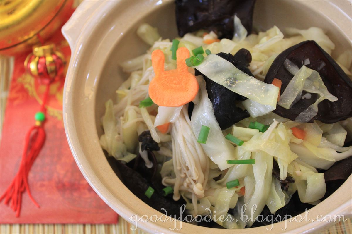 GoodyFoodies Recipe Cabbage with Wood Ear Fungus and Enoki Mushrooms