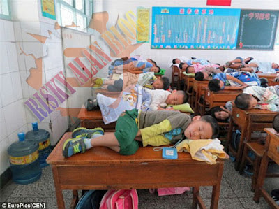  اطفال الصين ينامون فوق طاولات المدارس Gambar+3