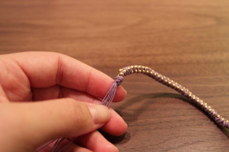 Как сделать модный браслет из ниток