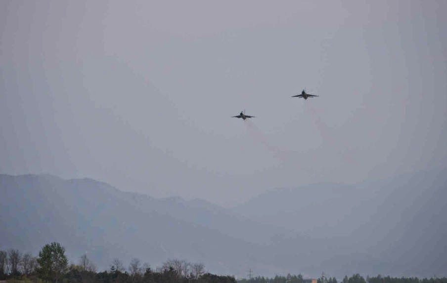 النشاطات العسكريه للزعيم الكوري الشمالي كيم جونغ اون .......متجدد  Kim+Jong-un+guiding+Air+Force+MiG-21+during+flight+training+5
