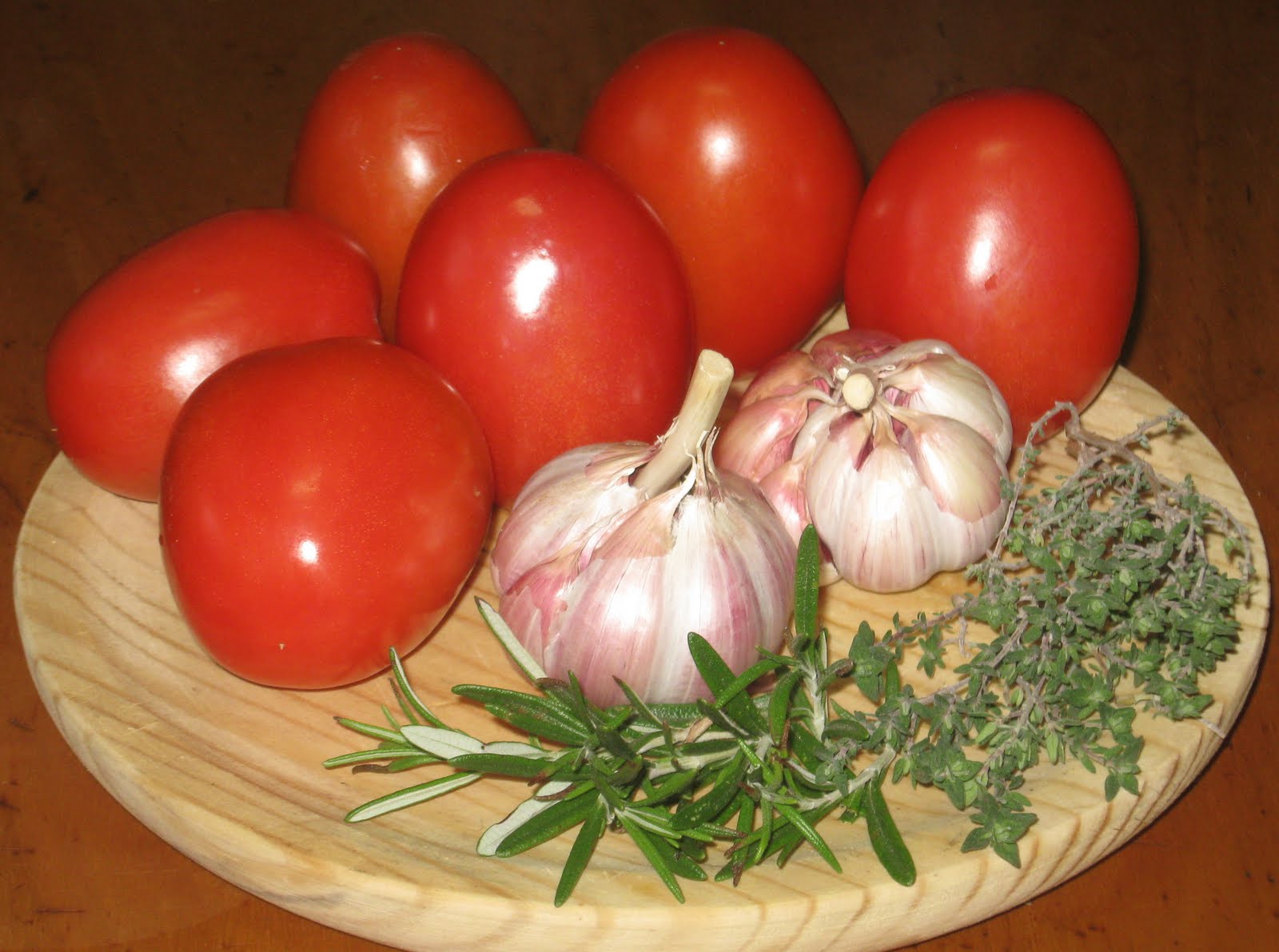 Cocina con Quenyin Tomates asados con ajos, tomillo y romero fresco