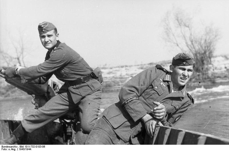 Specifiche per le uniformi "Großdeutschland". Hans-Detlev+Chrapkowski,+commander+of+Stu.Pi.Btl.GD,+steering+a+Sturmboot+39+a