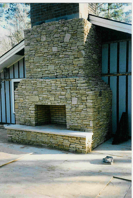 outdoor-fireplace-design-backyard