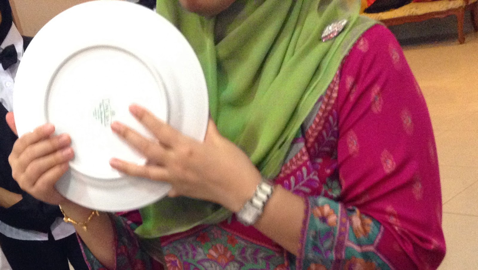 HH309Food and Beverage (aliments et boissons) [BASIC] How to hold a plate