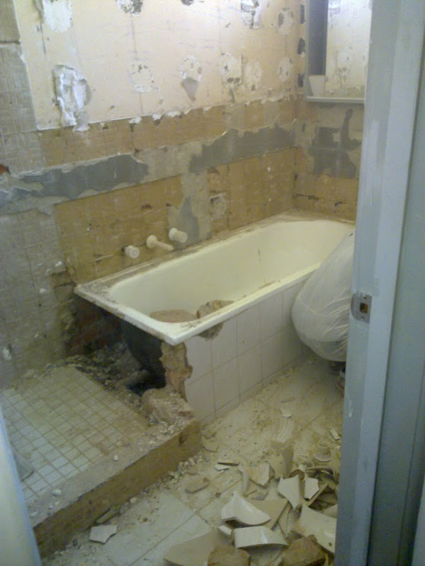 Home Renovations for Small Spaces: Small modern bathroom title=