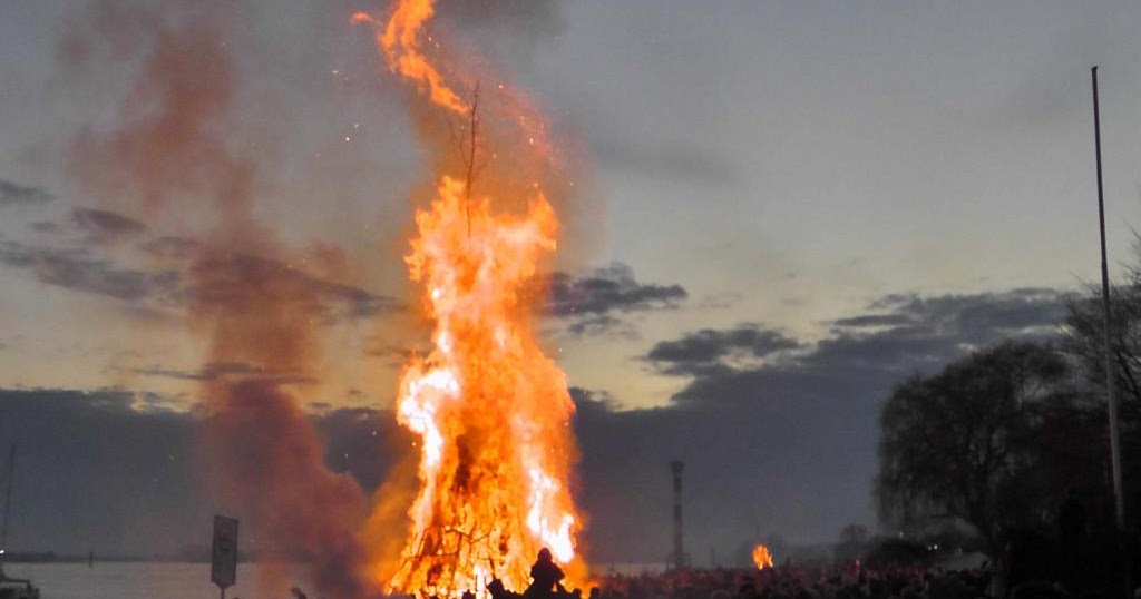 Ostern Ist Wenn Man Zusammen Ins Feuer Starrt