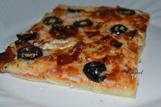 Pizza De Fuet Jamón De Pavo Y Olivas Negras