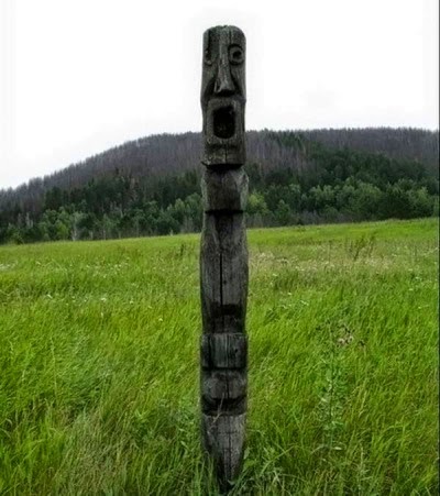 Patung yang di buat penduduk Kova di kuburan setan Patung yang di buat penduduk Kova di kuburan setan