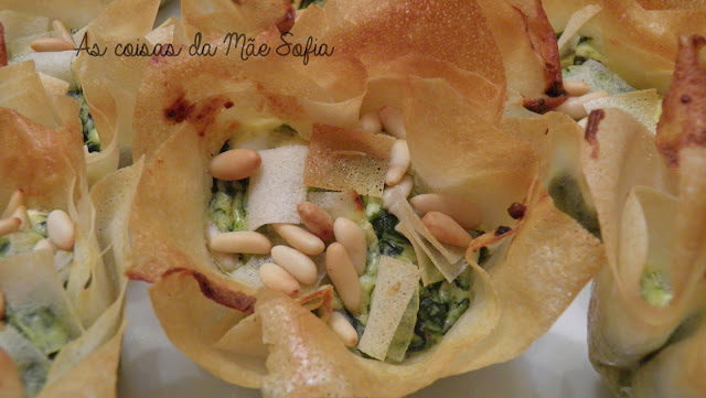 Mini tartes gregas de espinafres e pinhões / Mini Greek spinach and pine nut pies