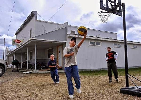 Children Benefit from Playing Outdoors with Friends