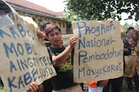 Program Nasional Pemberdayaan Masyarakat (PNPM) di Kecamatan Caringin, Kabupaten Sukabumi, Jawa Barat dipertanyakan warganya. Pasalnya PNPM di wilayah Caringin macet akibat