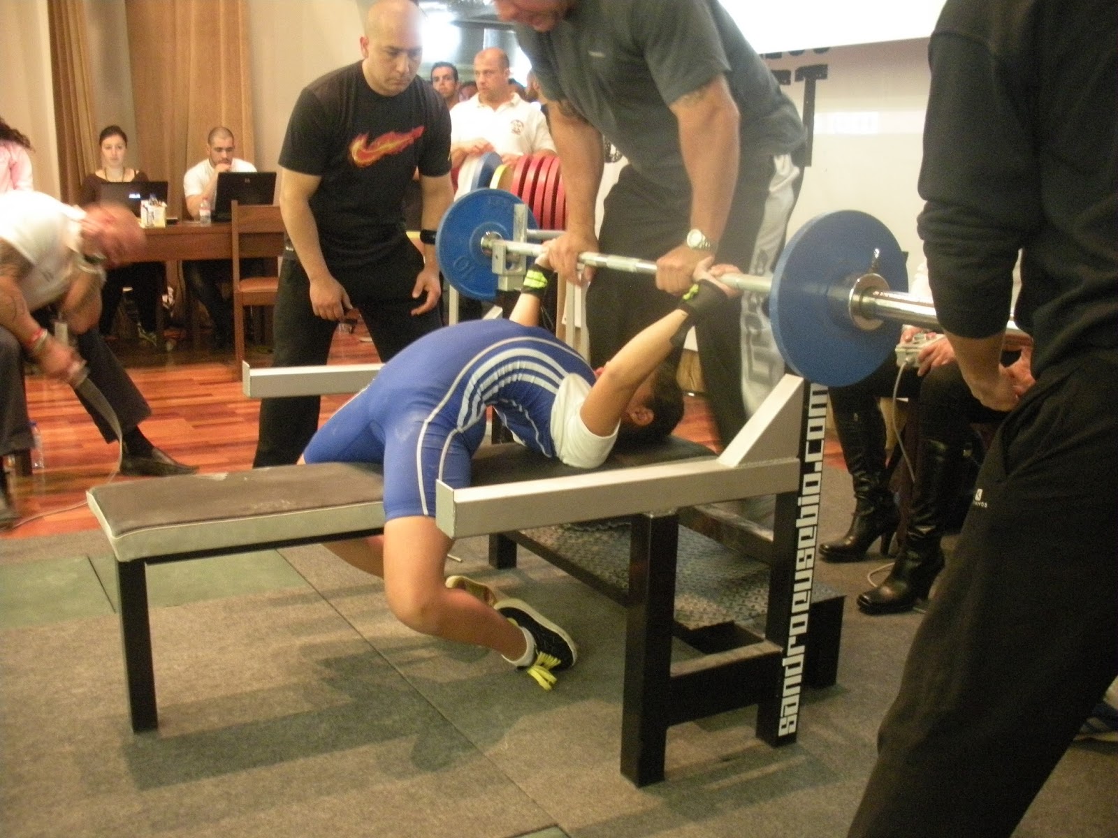 IRNMIKE INTERNATIONAL POWERLIFTER High arch in bench press...