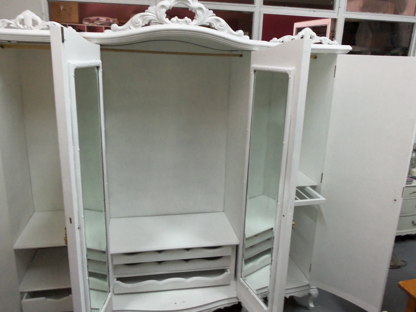 Deshaina.com: Otro armario vintage! éste de blanco total!