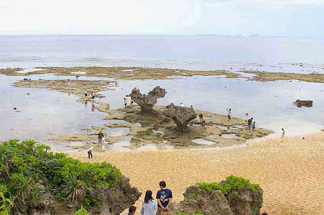 Kouri Island, heart-shaped rock, tourists