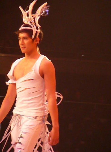 Gossip Actors Robi Domingo Bench Uncut Fashion Show