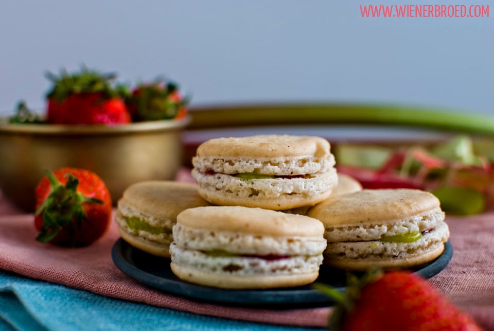 Vanille-Macarons mit Rhabarber-Erdbeer-Füllung / Vanilla Macarons with Rhubarb Strawberry Filling [wienerbroed.com]