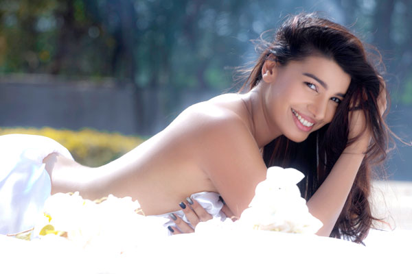 Hot Bollywood Babes latest photoshoots navel show