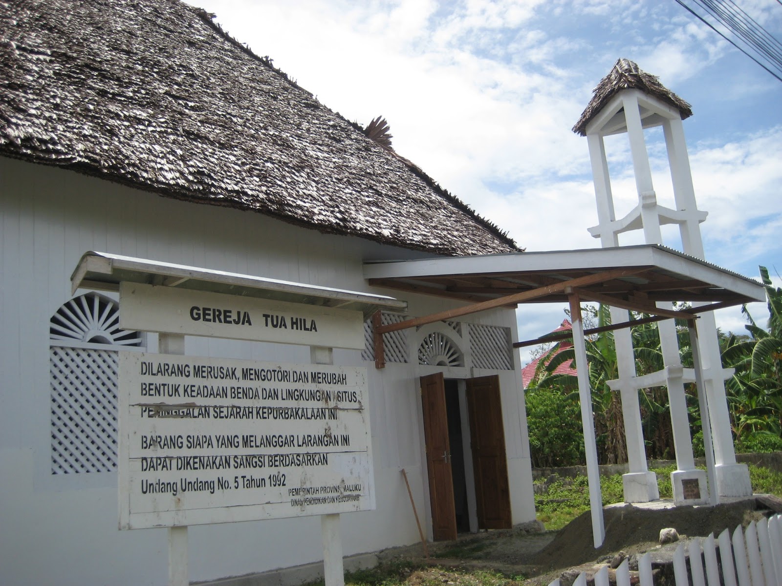 TravellerMeds: Gereja Tua Immanuel, Hila - Ambon