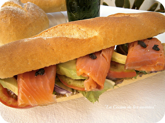 Bocadillo De Salmón Y Aguacate Con Olivada
