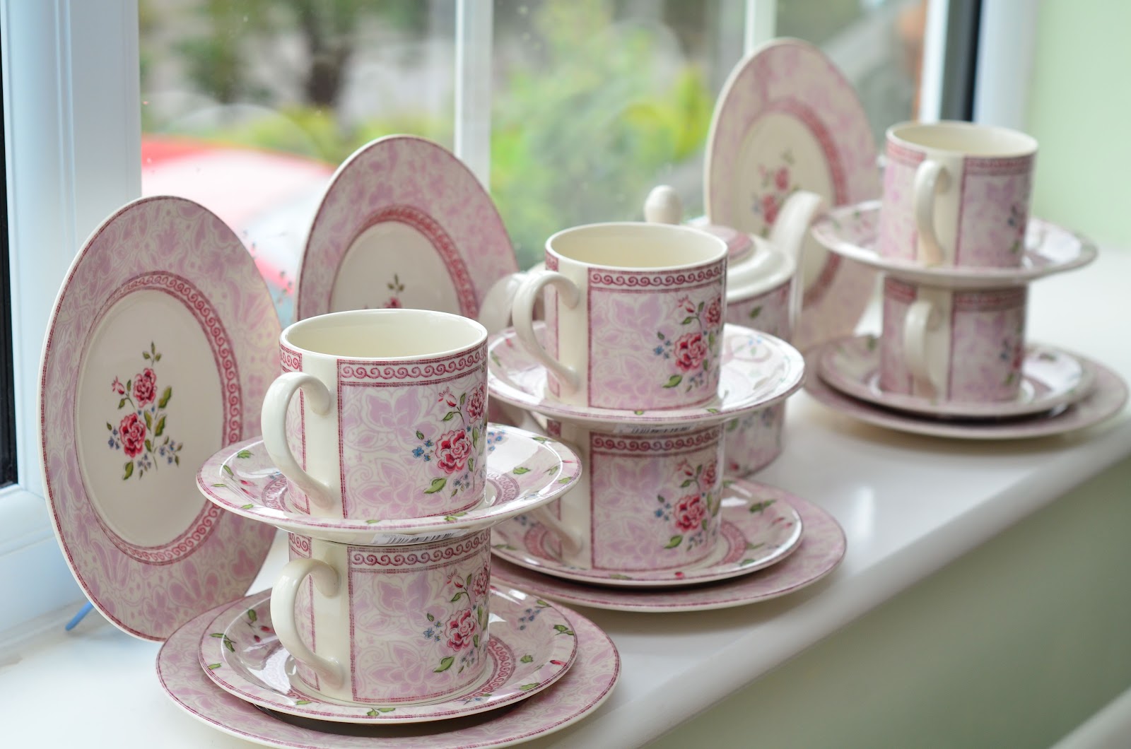 Kitch 'n' Chic Johnson Brothers Rose Damask Tea Set