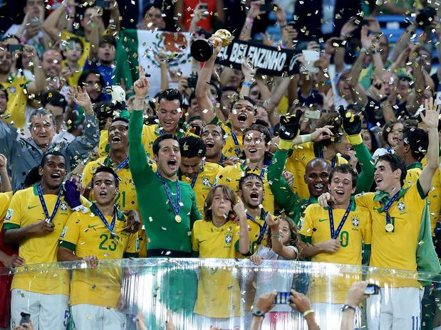 Última final entre Brasil e Espanha teve Maracanã lotado e euforia - Placar  - O futebol sem barreiras para você