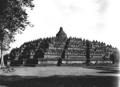 Candi Borobudur pertama kali ditemukan10
