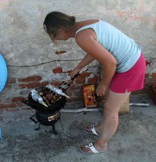 She gets her BBQ on She gets her BBQ on