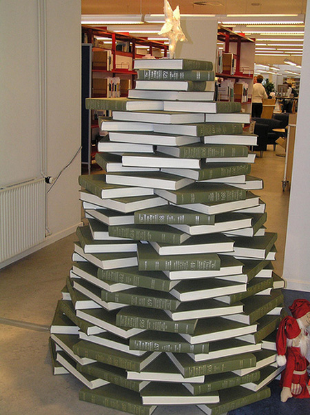 Un gran árbol de navidad, una montaña de libros