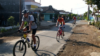 Peserta Gowes Jelajah sedang melewati jalanan aspal