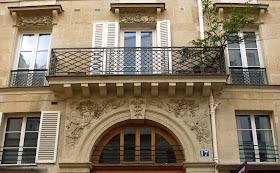 Balcon du 17 rue Pierre Lescot à Paris, avec garde-corps à entrelacs à la cathédrale
