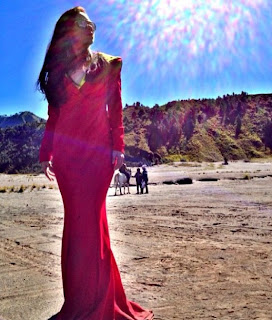 Koleksi gambar Nora Danish berpakaian seperti Red Riding Hood untuk