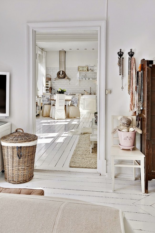 białe wnętrze, styl skandynawski, wiklinowy koszyk, ratanowy koszyk, sypialnia, drewniana podłoga biała