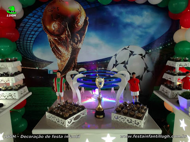 Tema Futebol - Decoração provençal simples Mesa de aniversário infantil com tema Futebol