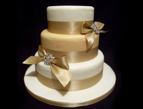 Gold wedding cake can be intended in various styles to infuse a wedding cake