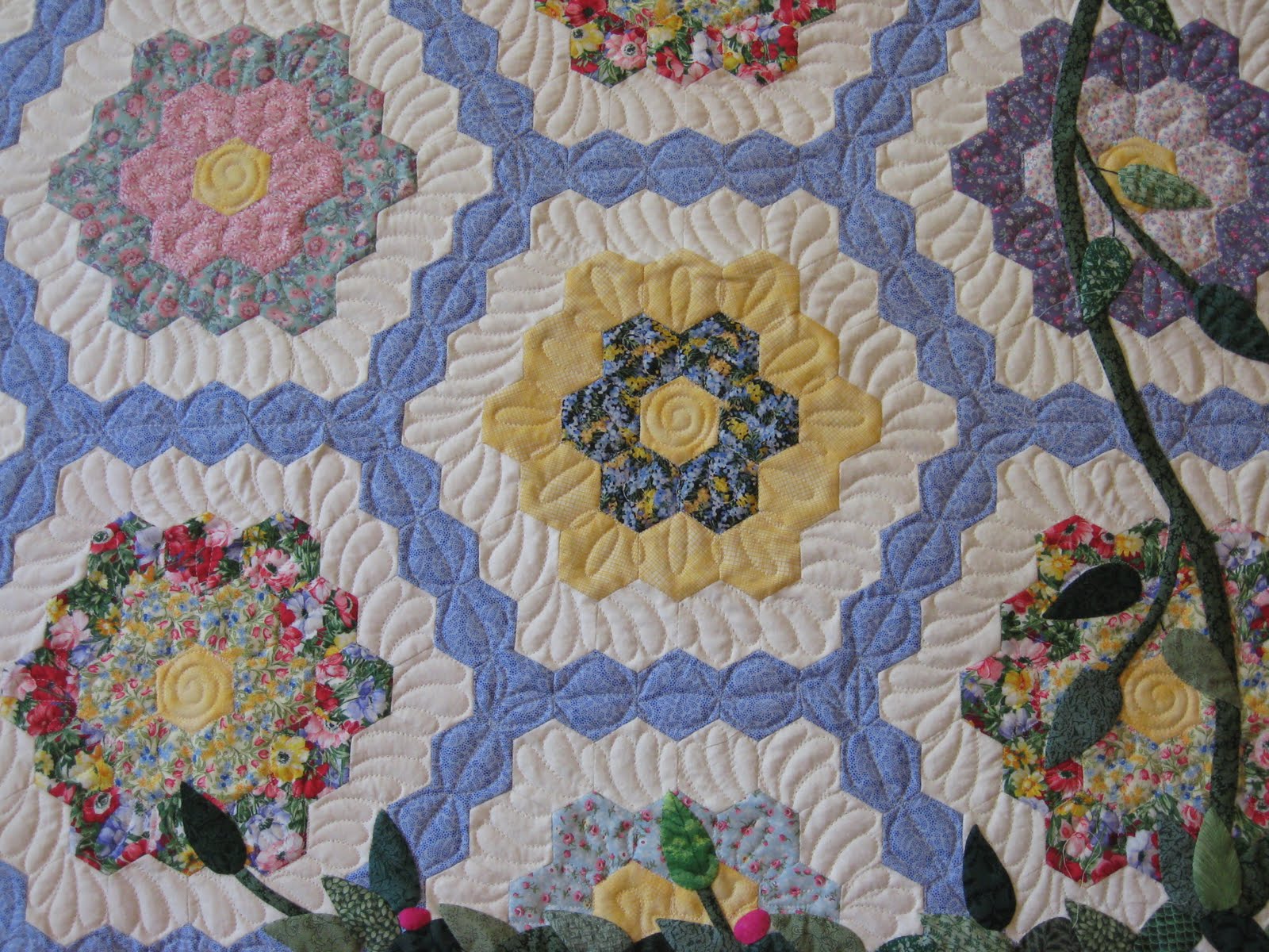 artistic quilting Amazing Applique Quilt