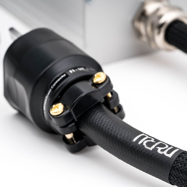 The MCRU Pinnacle Mains Power Lead cable NEW M & S Ultimate High