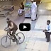 بالفيديو.. لحظة سرقة راكب دراجة هاتفا محمولا من صاحبه ! شاهد الفيديو !