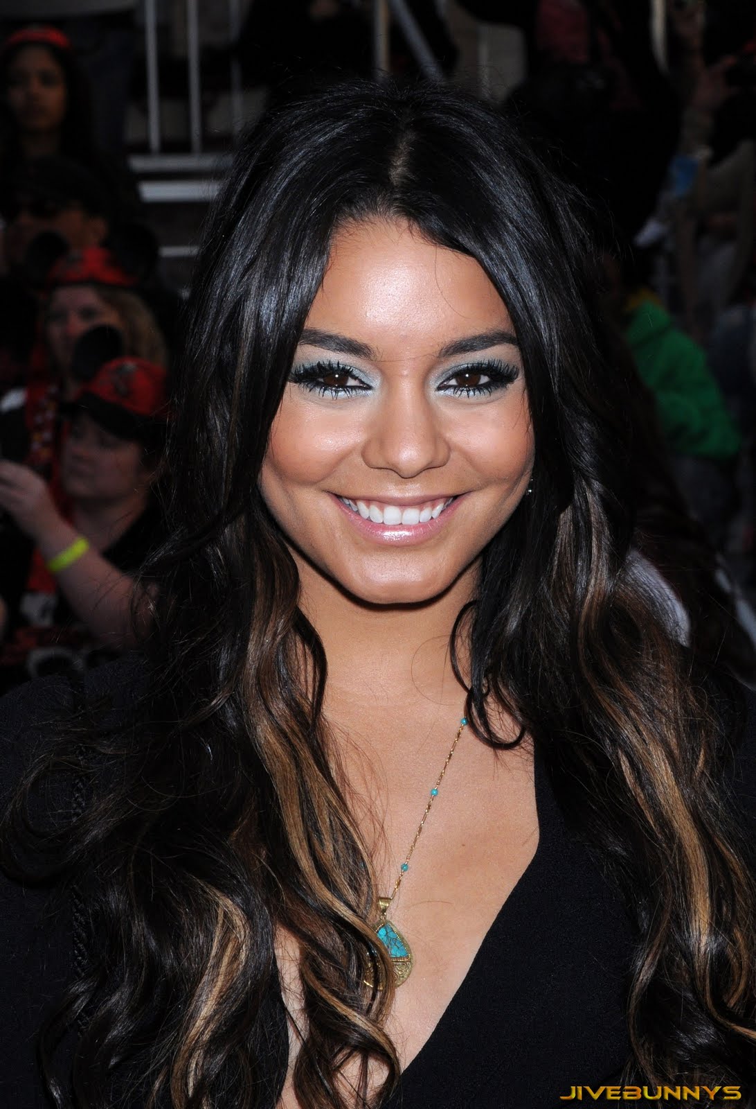 http://2.bp.blogspot.com/-JEbEVxee8fc/TcdewDzMrgI/AAAAAAAB9OY/YJVaNx1iZ5s/s1600/03-vanessa-hudgens-ashley-tisdale-47062.jpg