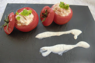 Tomates Rellenos Con Salsa De Yogourt
