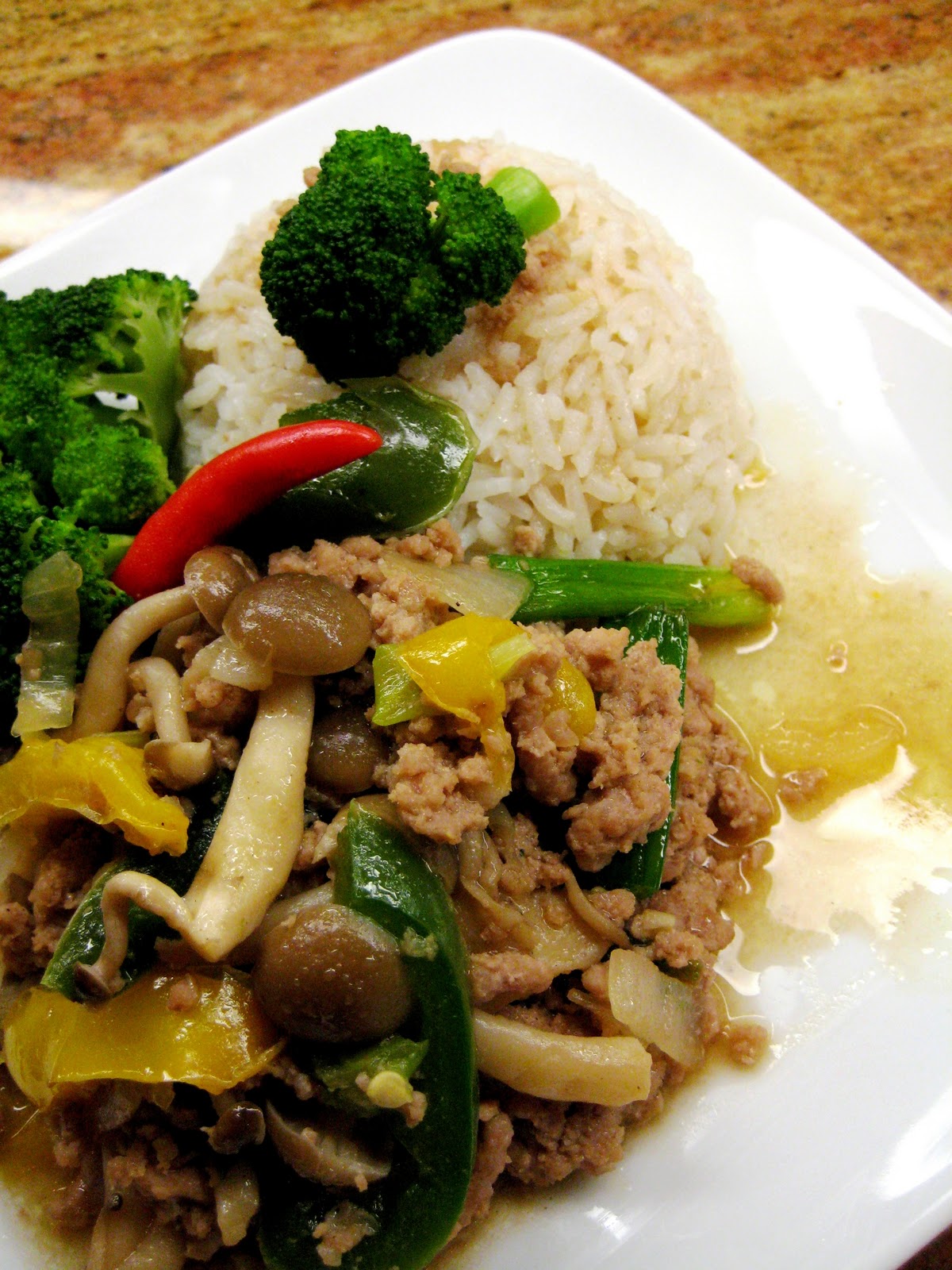 Let's eat......simple! StirFry ground chicken with mushroom and bell