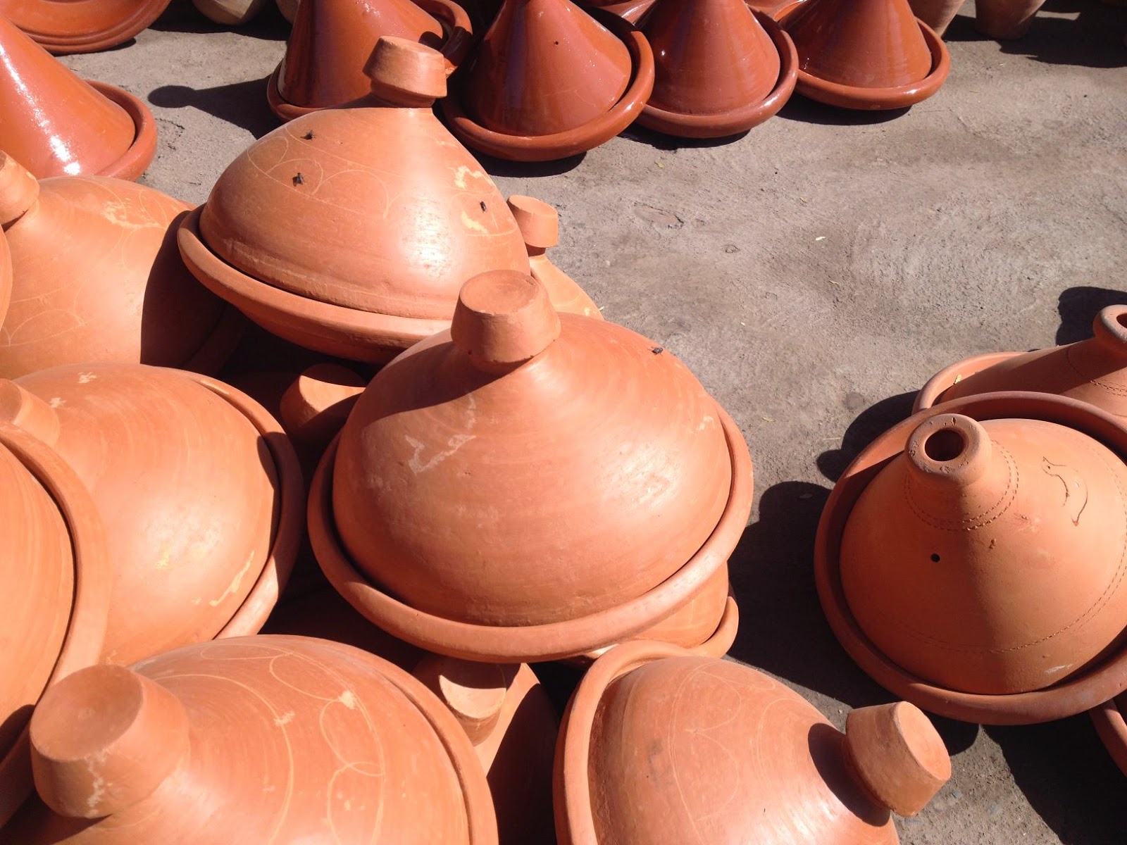 Plain cooking tagines (unglazed at the front and glazed at the back)