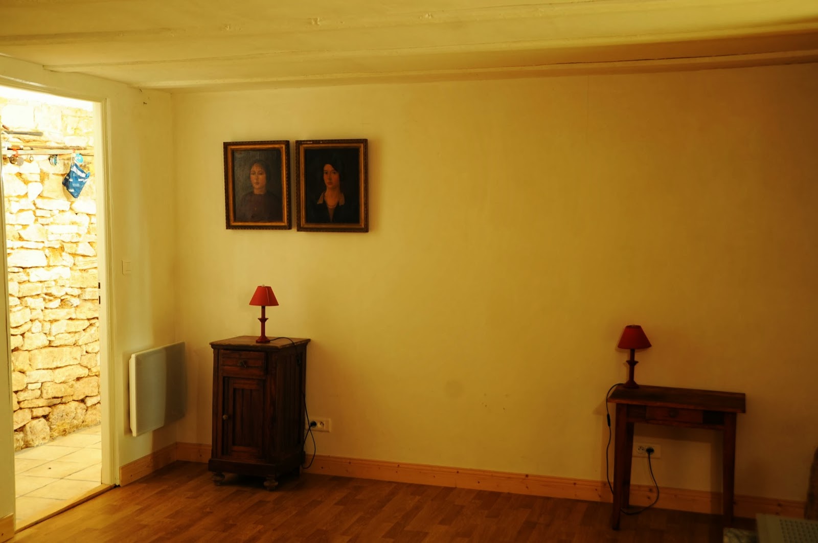 Saint pompon: maart 2015 Bedden met stenen muur achtergrond