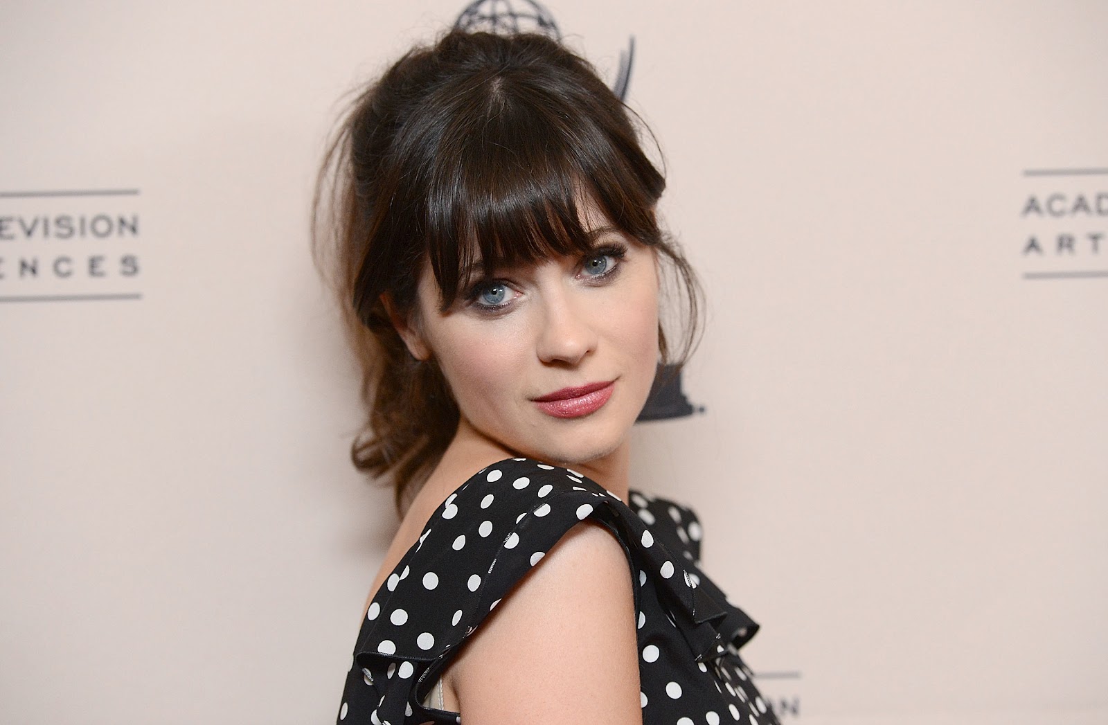 http://2.bp.blogspot.com/-JMOQtSYcwNU/UDZCZlr_EDI/AAAAAAAAbUA/_jRDQxfZgbk/s1600/Zooey+Deschanel+-+Performers+Peer+Group+Cocktail+Reception+in+California+-+August+20,+2012+2.jpg