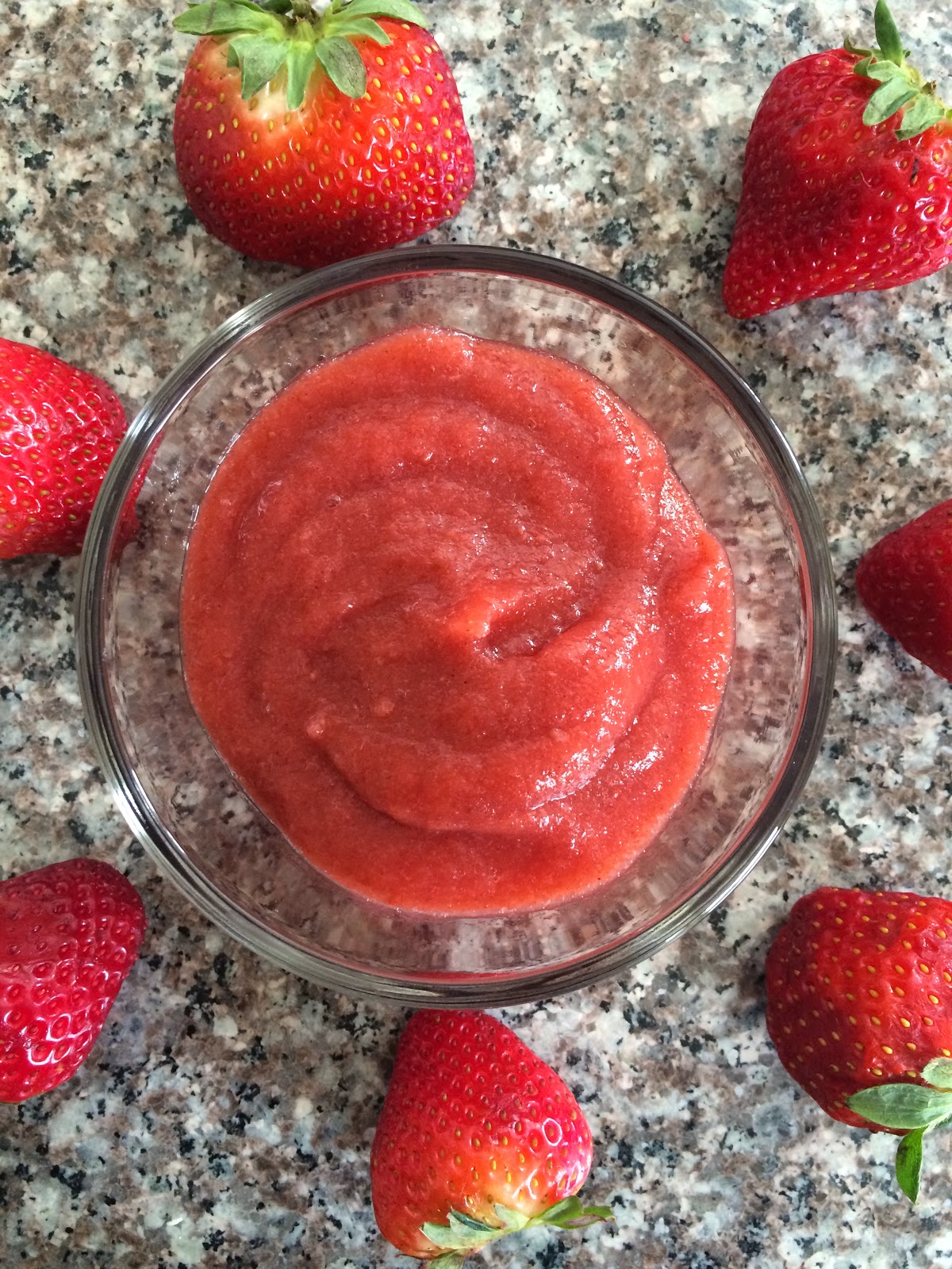 two happy bellies. strawberry applesauce {no sugar added}.