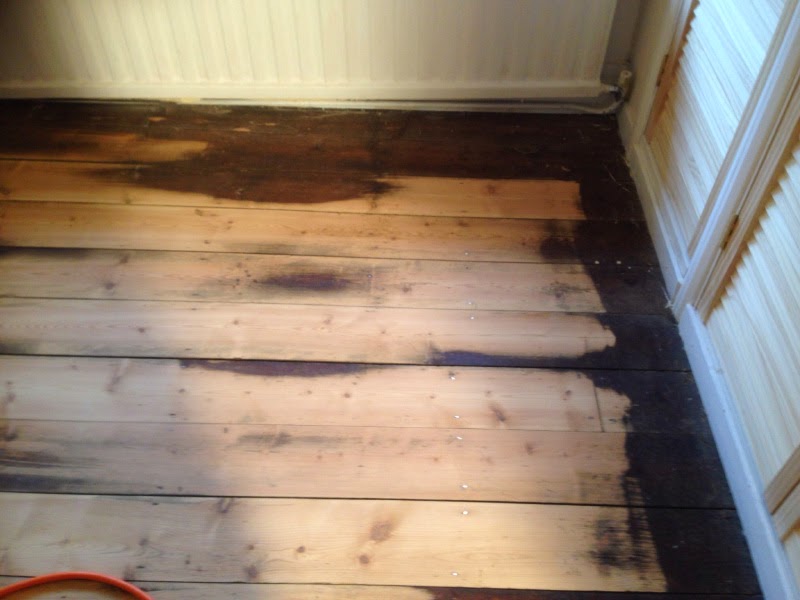 What is the black paint around the edges of my wood floor? Can it be  removed? ~ Art of Clean - UK - 01223 863632