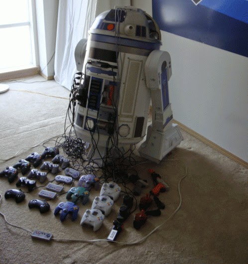 Imagen de un Proyector R2-D2 con 8 consolas en su interior.