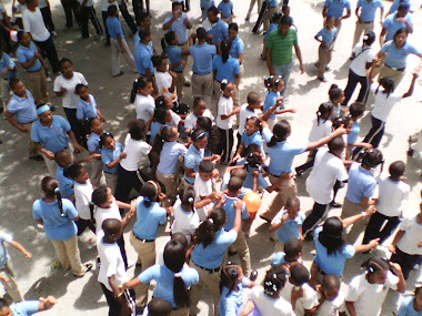 NIÑOS EN SU HORA DE RECREO