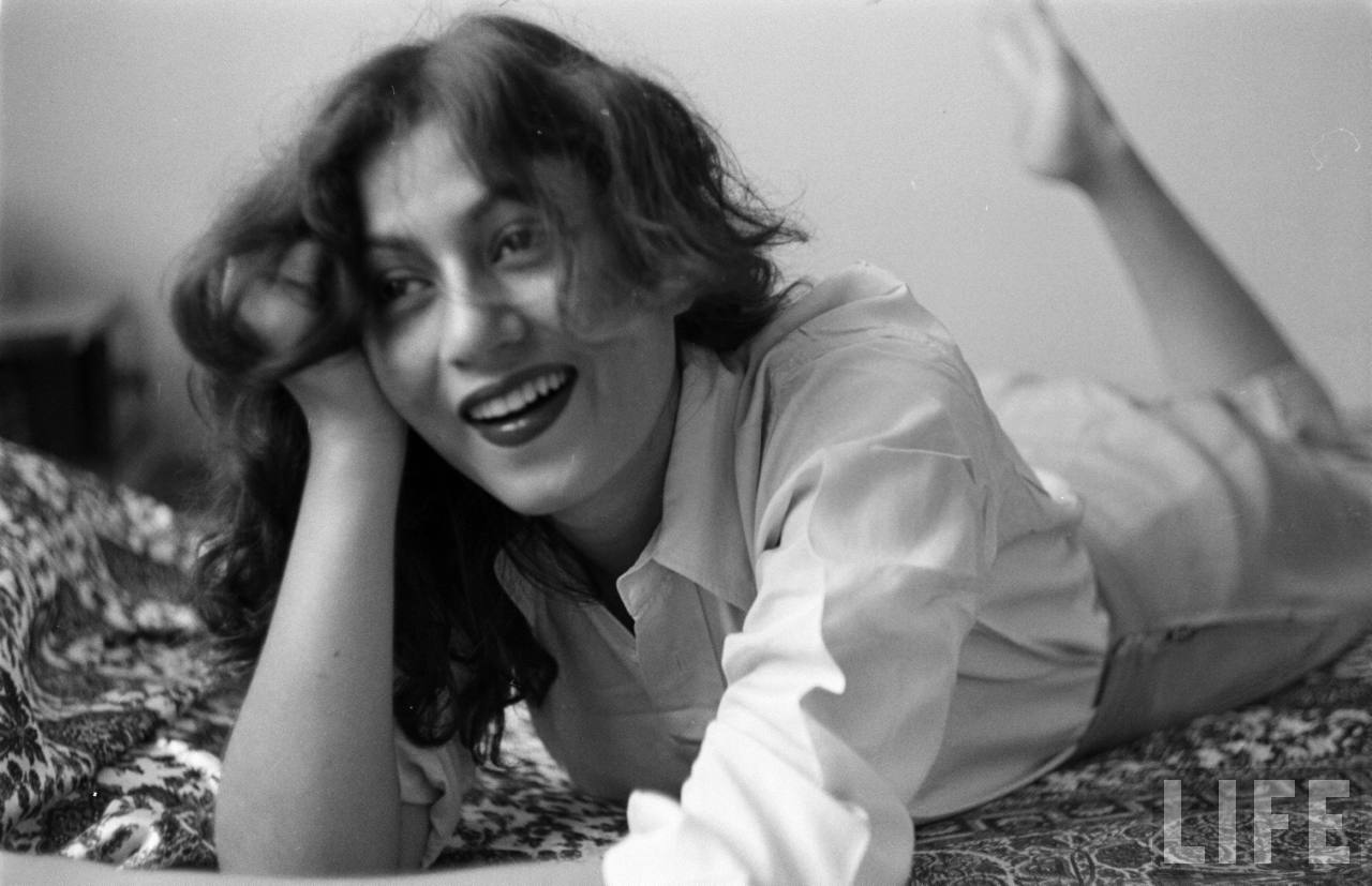 Beißen Gedanken: Hindi Movie Actress Madhubala relaxes in her room - Photographed by ...